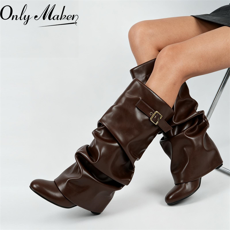 Vintage Fashion Style - Onlymaker ブラウンのフェイクレザーを使用した、ゆったりとしたシルエットのニーハイブーツ。丸いつま先、ローヒール、バックル付きストラップ、ギャザー入りのワイドなカーフ部分が特徴の、ヴィンテージ風ファッションブーツ。