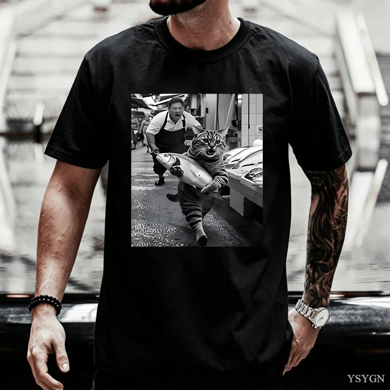 Vintage Fashion Market - 面白いTシャツ、メンズ、レディース、半袖、ヴィンテージ風、猫の市場販売員のイラスト、黒と白の写真プリント、通気性、ゆったりとしたシルエット、ユニセックス、柔らかいコットン素材。