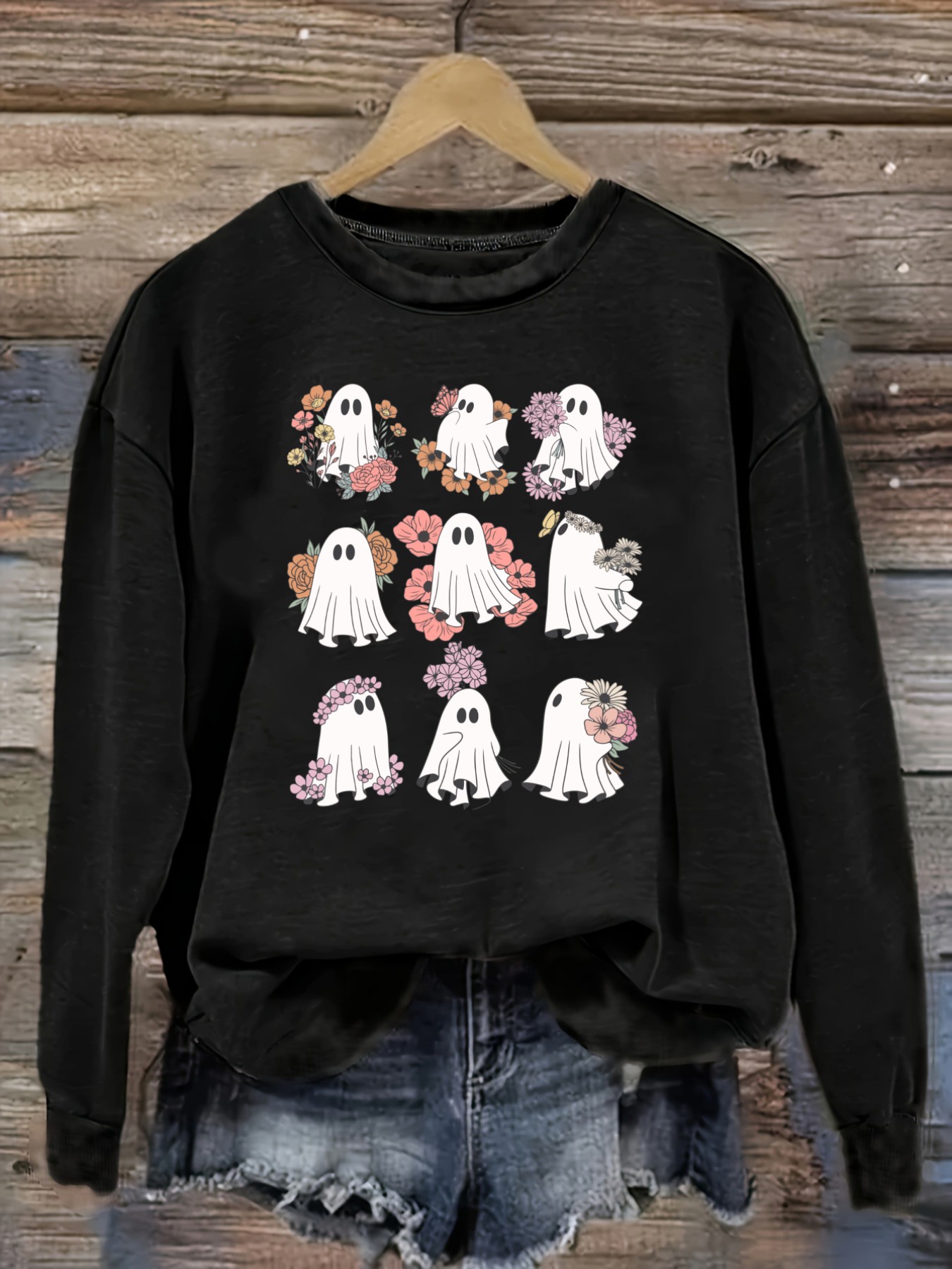 Printed Floral Shirt - レディースカジュアル長袖クルーネックTシャツ、花柄とゴースト柄プリントデザイン、ラウンドネック、洗濯機で洗える、やや伸縮性あり、ゆったりフィット、春・秋・冬用レディースTシャツ、ハロウィンコスチューム衣装