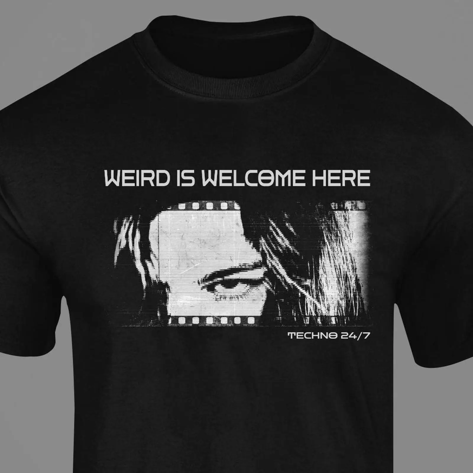 Vintage Fashion Berlin - Weird is Welcome Here Tシャツ テクノファン向け