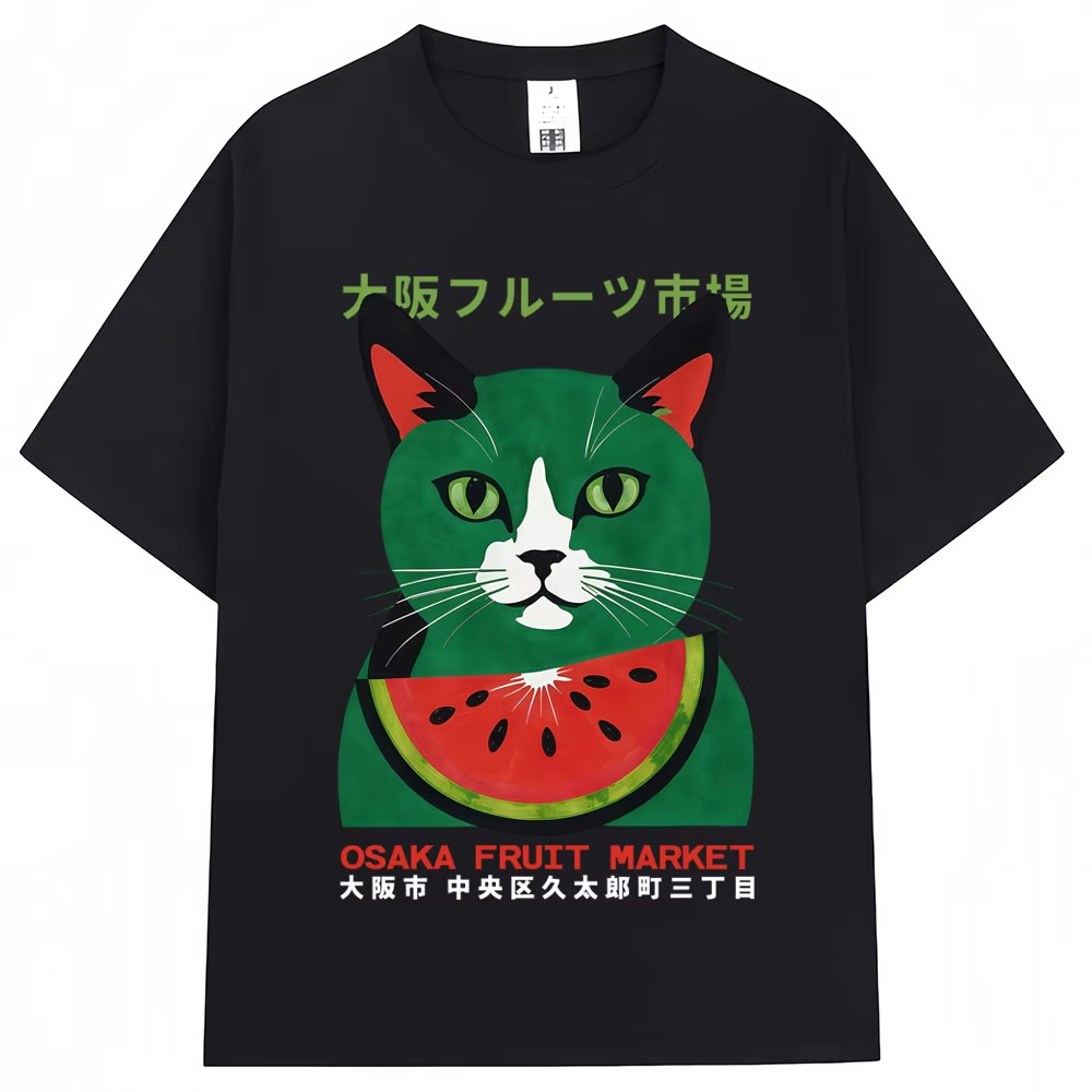 Vintage Fashion Market - 日本のスタイル、面白い大阪の果物市場をモチーフにした猫柄Tシャツ。男女兼用、かわいいファッション、ヴィンテージ風、ゆったりとしたコットン素材のカジュアルTシャツ。