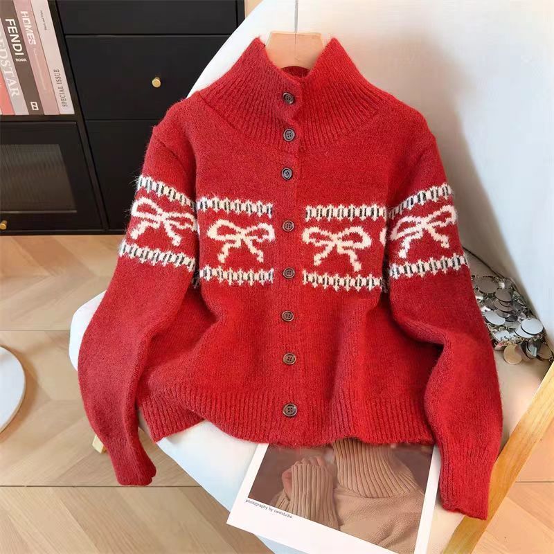 Vintage Fashion Faire - 赤いリボンがあしらわれたフェア・アイル編みのカーディガン。女性用、スタンドカラー、ボタンダウン、長袖、クロップド丈、ヴィンテージ風、冬のクリスマスニットウェア。