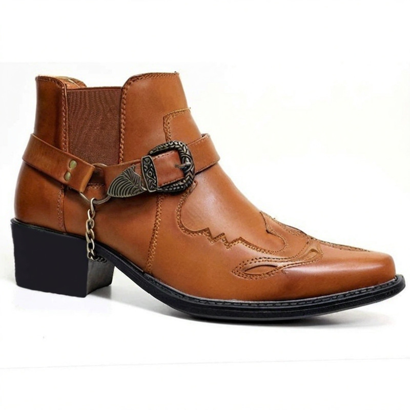 Vintage Fashion For Men - 秋のメンズファッション：ヴィンテージ風カウボーイブーツ、レザー素材のハイカット、チェーンとバックル付きストラップ、パンク風デザイン、ポインテッドトゥ、メンズ用バイカーアンクルブーツ。