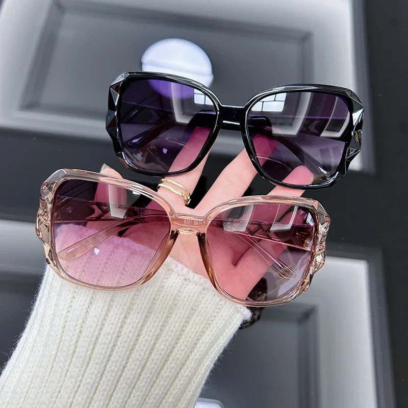 ヴィンテージ風のオーバーサイズサングラス、レディースブランド - Vintage Fashion Images のレビューと価格